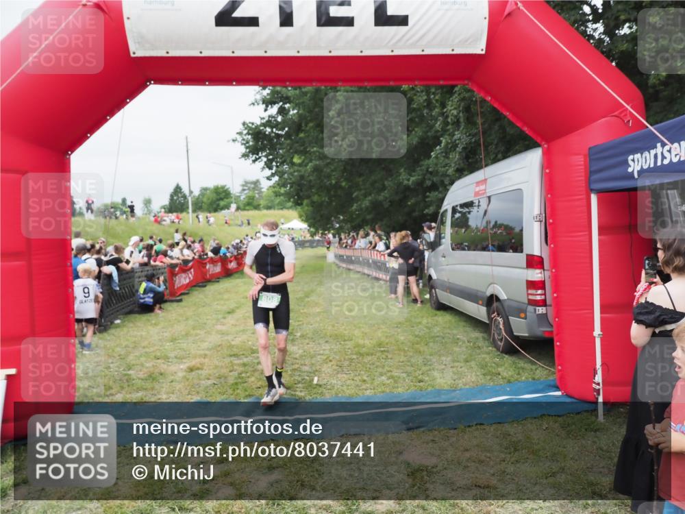 21.06.2025 - 27. Vierlanden-Triathlon MichiJ http://msf.ph/oto/8037441 15.06.2026 13:11:38 Ziel 808 meine-sportfotos.de