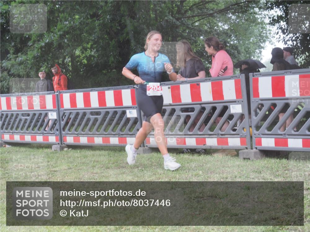21.06.2025 - 27. Vierlanden-Triathlon KatJ http://msf.ph/oto/8037446 15.06.2025 14:18:37 Ziel 204, 1228 meine-sportfotos.de