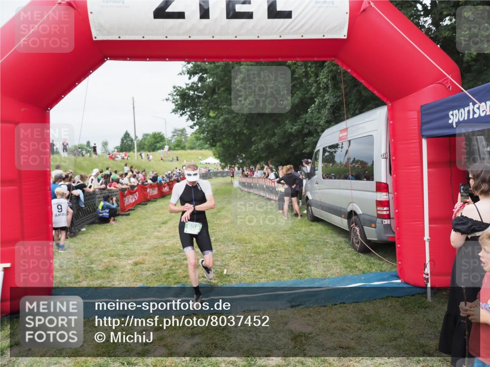 21.06.2025 - 27. Vierlanden-Triathlon MichiJ http://msf.ph/oto/8037452 15.06.2026 13:11:39 Ziel 808 meine-sportfotos.de