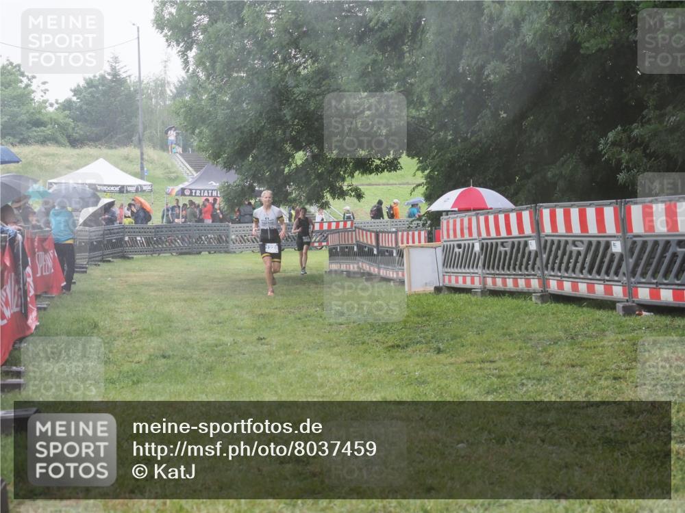 21.06.2025 - 27. Vierlanden-Triathlon KatJ http://msf.ph/oto/8037459 15.06.2025 14:18:41 Ziel 1216, 1228 meine-sportfotos.de