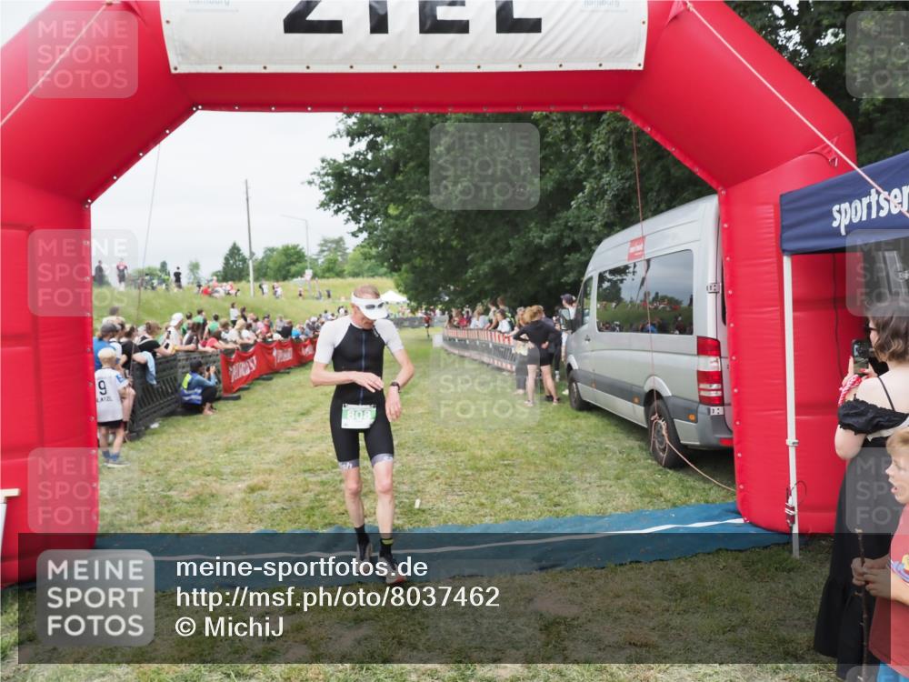 21.06.2025 - 27. Vierlanden-Triathlon MichiJ http://msf.ph/oto/8037462 15.06.2026 13:11:39 Ziel 808 meine-sportfotos.de