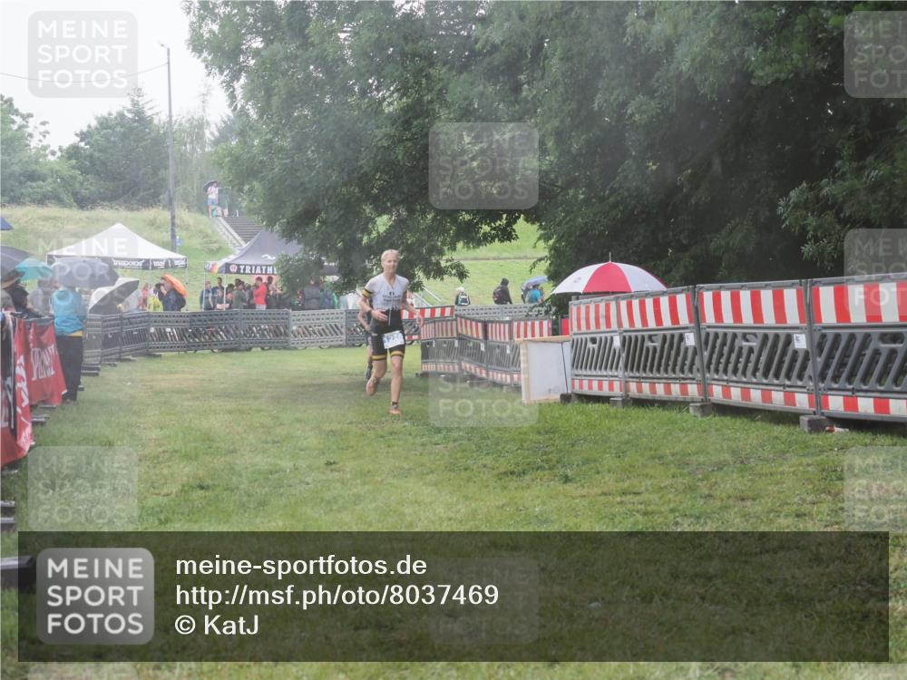 21.06.2025 - 27. Vierlanden-Triathlon KatJ http://msf.ph/oto/8037469 15.06.2025 14:18:42 Ziel 1216, 1228 meine-sportfotos.de
