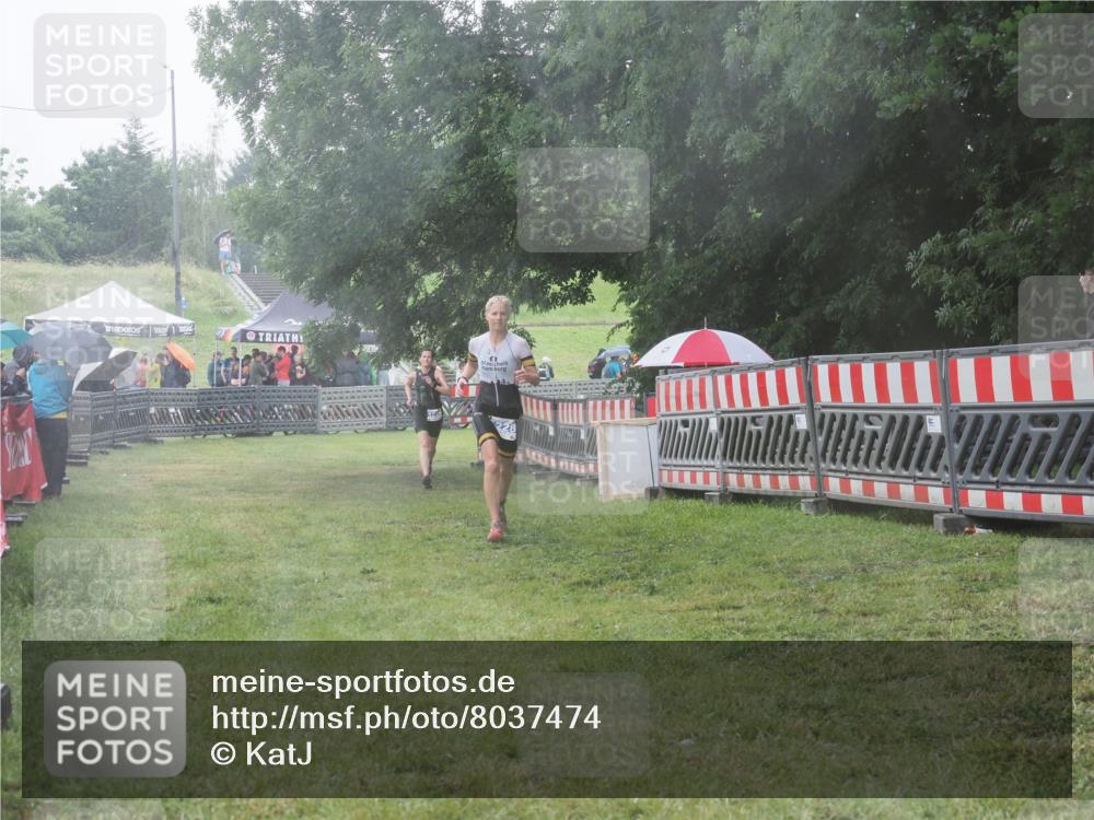 21.06.2025 - 27. Vierlanden-Triathlon KatJ http://msf.ph/oto/8037474 15.06.2025 14:18:43 Ziel 1216, 1228 meine-sportfotos.de