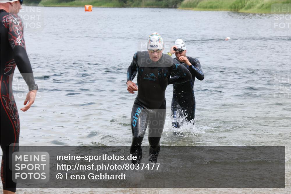 21.06.2025 - 27. Vierlanden-Triathlon Lena Gebhardt http://msf.ph/oto/8037477 15.06.2025 12:06:22 Schwimmen 1014, 1015, 1019, 1020, 1021, 1022, 1023 meine-sportfotos.de
