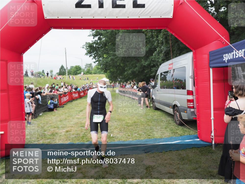 21.06.2025 - 27. Vierlanden-Triathlon MichiJ http://msf.ph/oto/8037478 15.06.2026 13:11:39 Ziel 808 meine-sportfotos.de