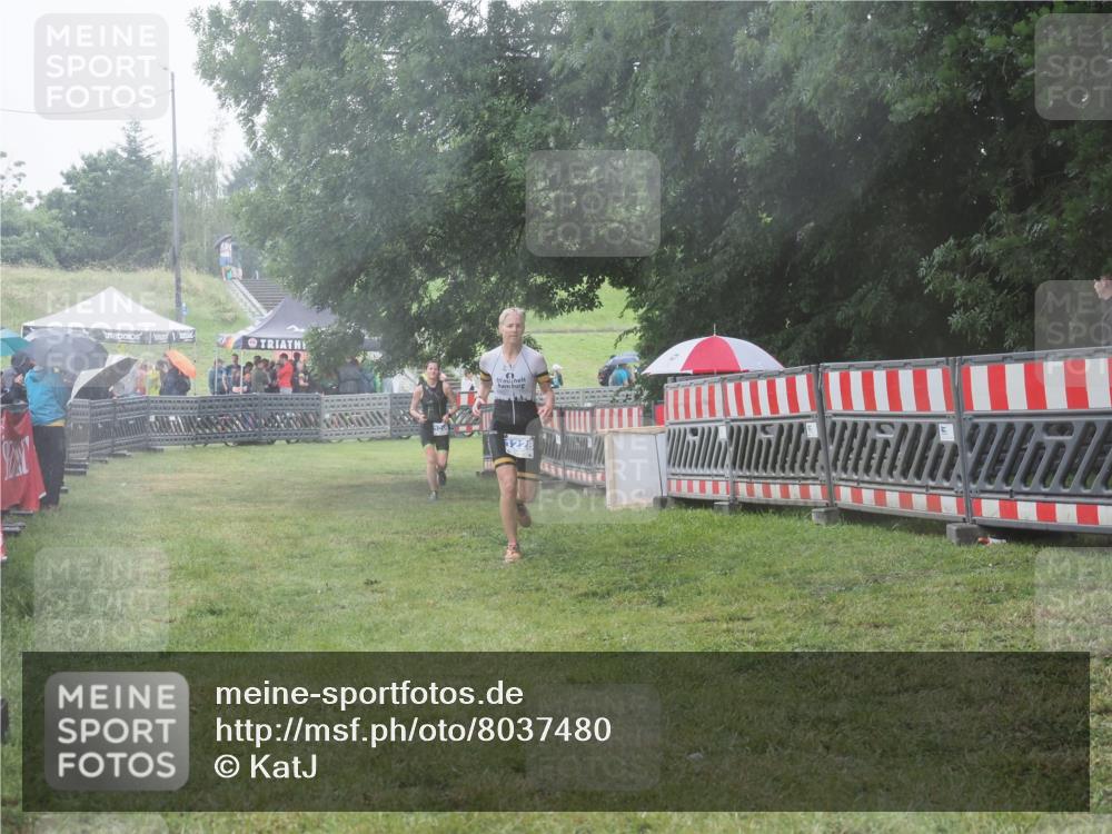 21.06.2025 - 27. Vierlanden-Triathlon KatJ http://msf.ph/oto/8037480 15.06.2025 14:18:43 Ziel 1216, 1228 meine-sportfotos.de
