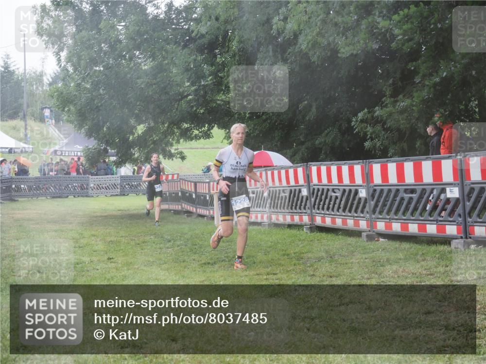 21.06.2025 - 27. Vierlanden-Triathlon KatJ http://msf.ph/oto/8037485 15.06.2025 14:18:44 Ziel 1196, 1216, 1228 meine-sportfotos.de