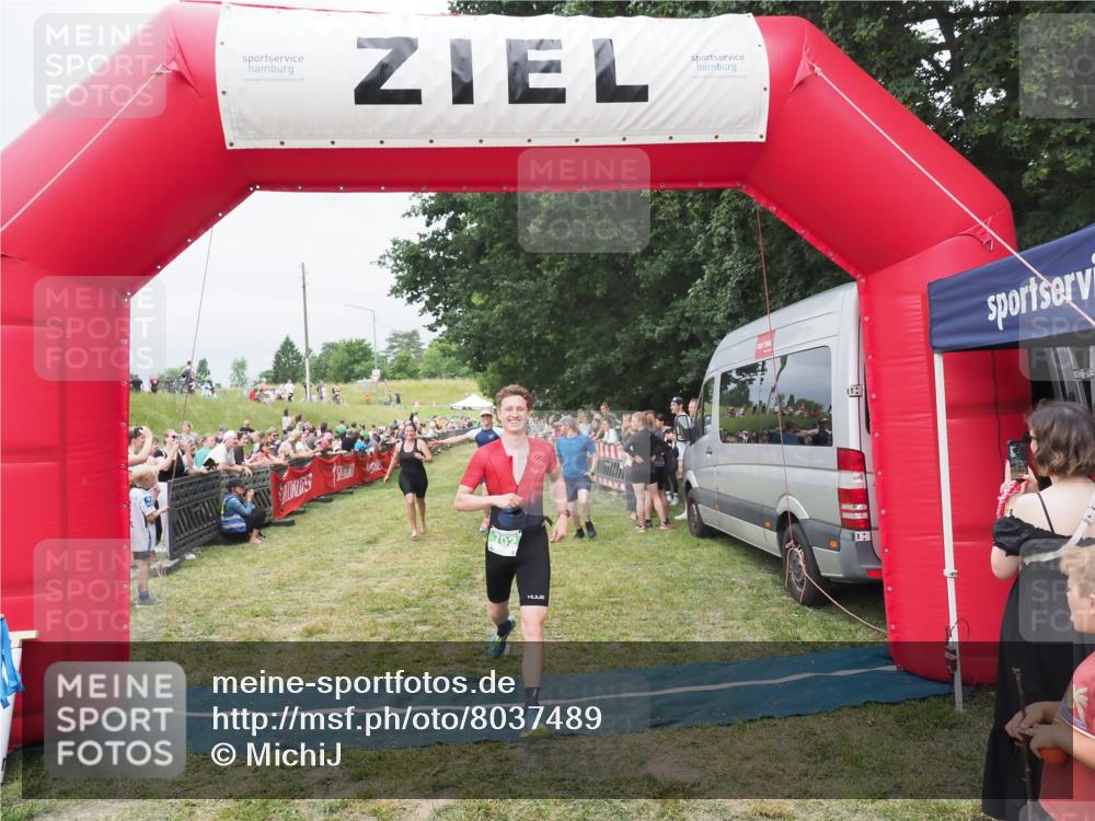 21.06.2025 - 27. Vierlanden-Triathlon MichiJ http://msf.ph/oto/8037489 15.06.2026 13:11:50 Ziel 702, 962 meine-sportfotos.de