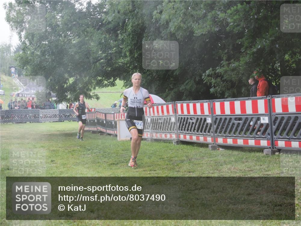 21.06.2025 - 27. Vierlanden-Triathlon KatJ http://msf.ph/oto/8037490 15.06.2025 14:18:45 Ziel 1196, 1216, 1228 meine-sportfotos.de