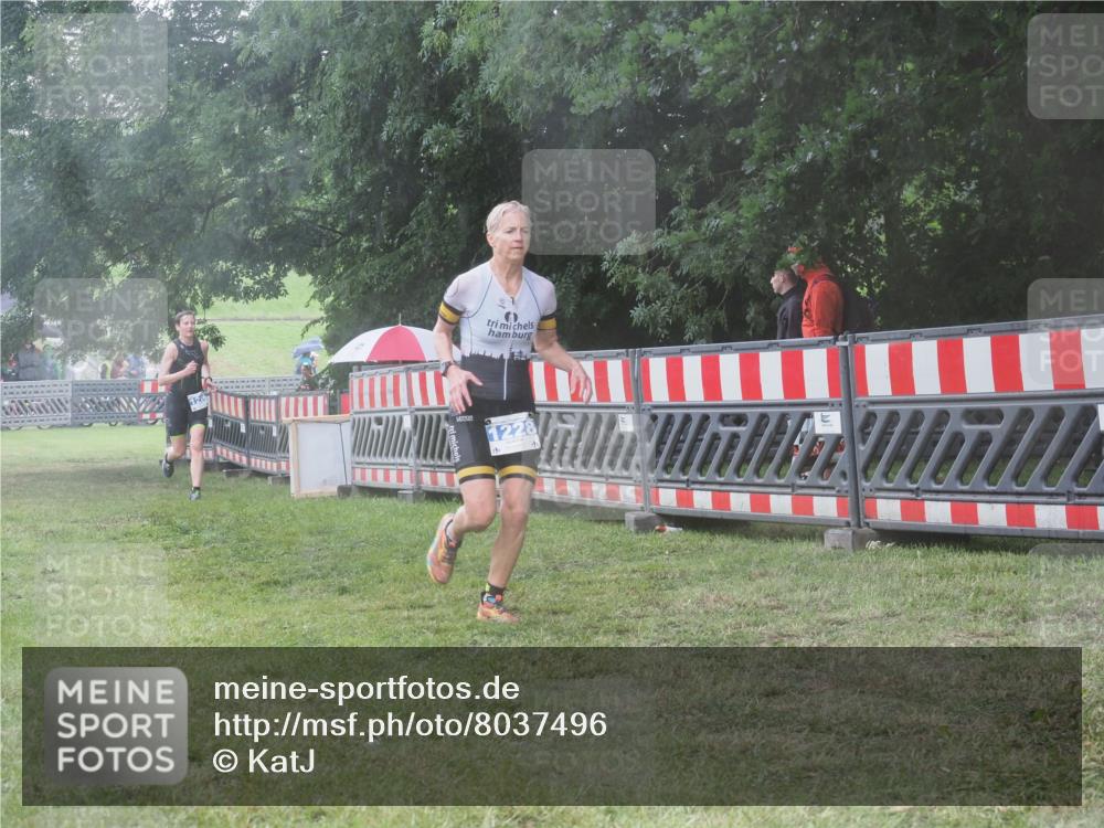 21.06.2025 - 27. Vierlanden-Triathlon KatJ http://msf.ph/oto/8037496 15.06.2025 14:18:45 Ziel 1196, 1216, 1228 meine-sportfotos.de