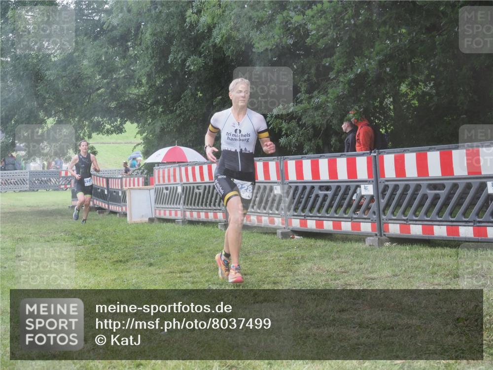 21.06.2025 - 27. Vierlanden-Triathlon KatJ http://msf.ph/oto/8037499 15.06.2025 14:18:45 Ziel 1196, 1216, 1228 meine-sportfotos.de