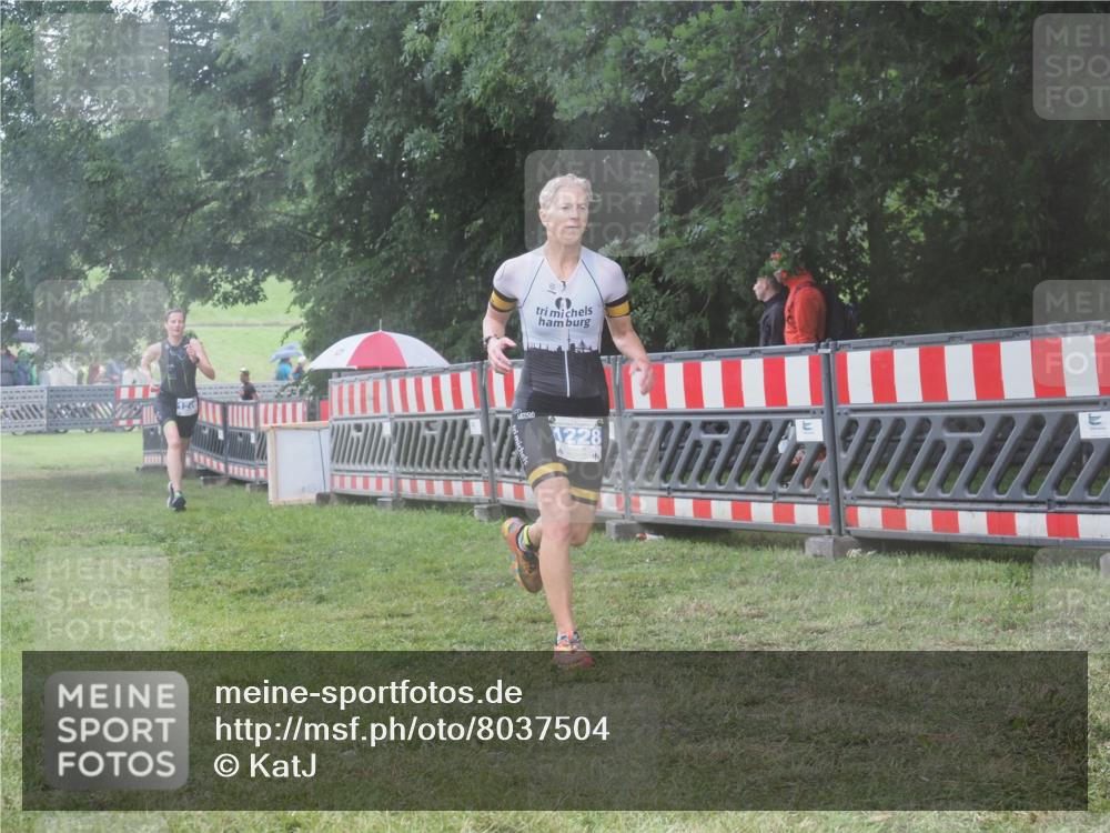 21.06.2025 - 27. Vierlanden-Triathlon KatJ http://msf.ph/oto/8037504 15.06.2025 14:18:45 Ziel 1196, 1216, 1228 meine-sportfotos.de