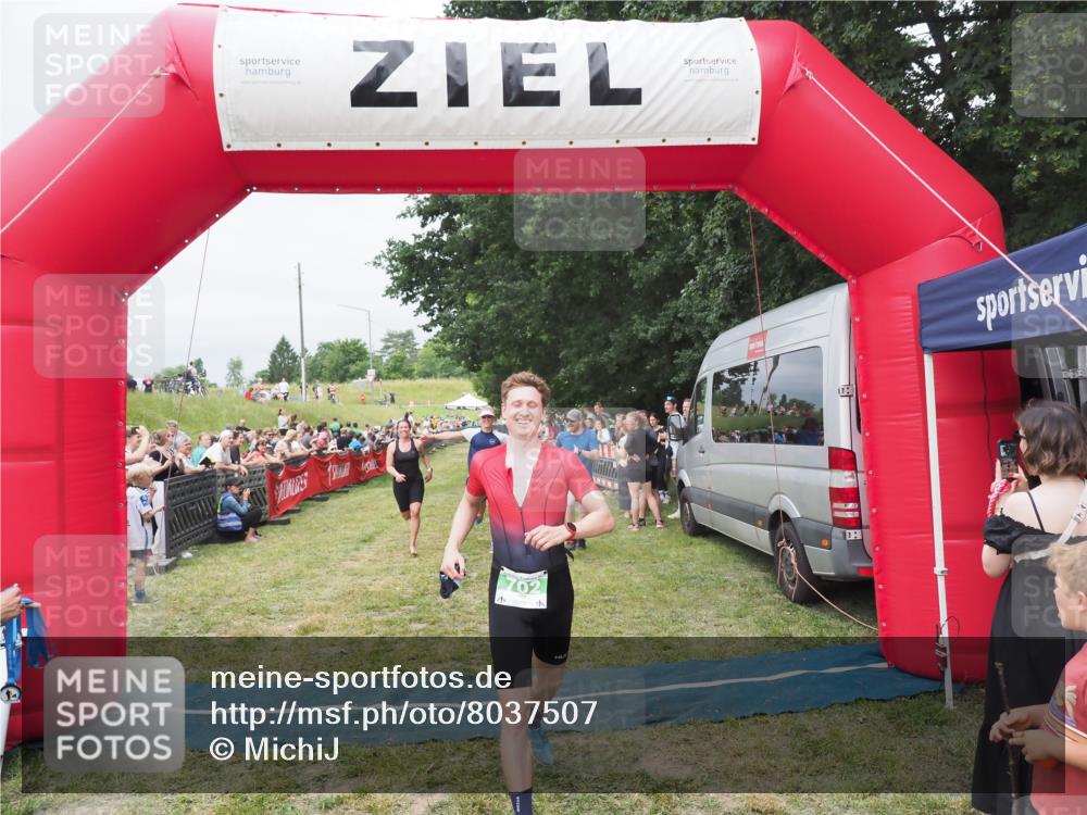 21.06.2025 - 27. Vierlanden-Triathlon MichiJ http://msf.ph/oto/8037507 15.06.2026 13:11:50 Ziel 702, 962 meine-sportfotos.de