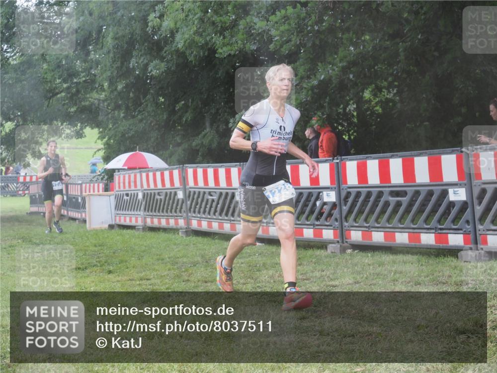 21.06.2025 - 27. Vierlanden-Triathlon KatJ http://msf.ph/oto/8037511 15.06.2025 14:18:46 Ziel 1196, 1216, 1228 meine-sportfotos.de