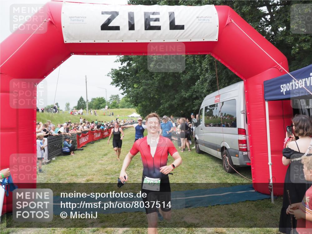 21.06.2025 - 27. Vierlanden-Triathlon MichiJ http://msf.ph/oto/8037514 15.06.2026 13:11:50 Ziel 702, 962 meine-sportfotos.de