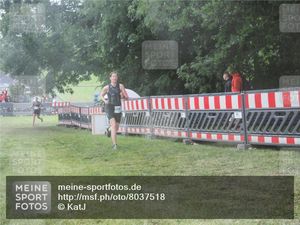 21.06.2025 - 27. Vierlanden-Triathlon KatJ http://msf.ph/oto/8037518 15.06.2025 14:18:47 Ziel 1196, 1216, 1228 meine-sportfotos.de