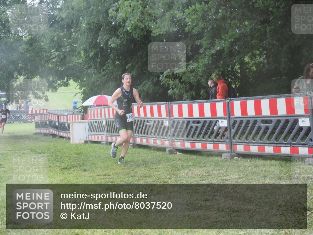 21.06.2025 - 27. Vierlanden-Triathlon KatJ http://msf.ph/oto/8037520 15.06.2025 14:18:47 Ziel 1196, 1216, 1228 meine-sportfotos.de