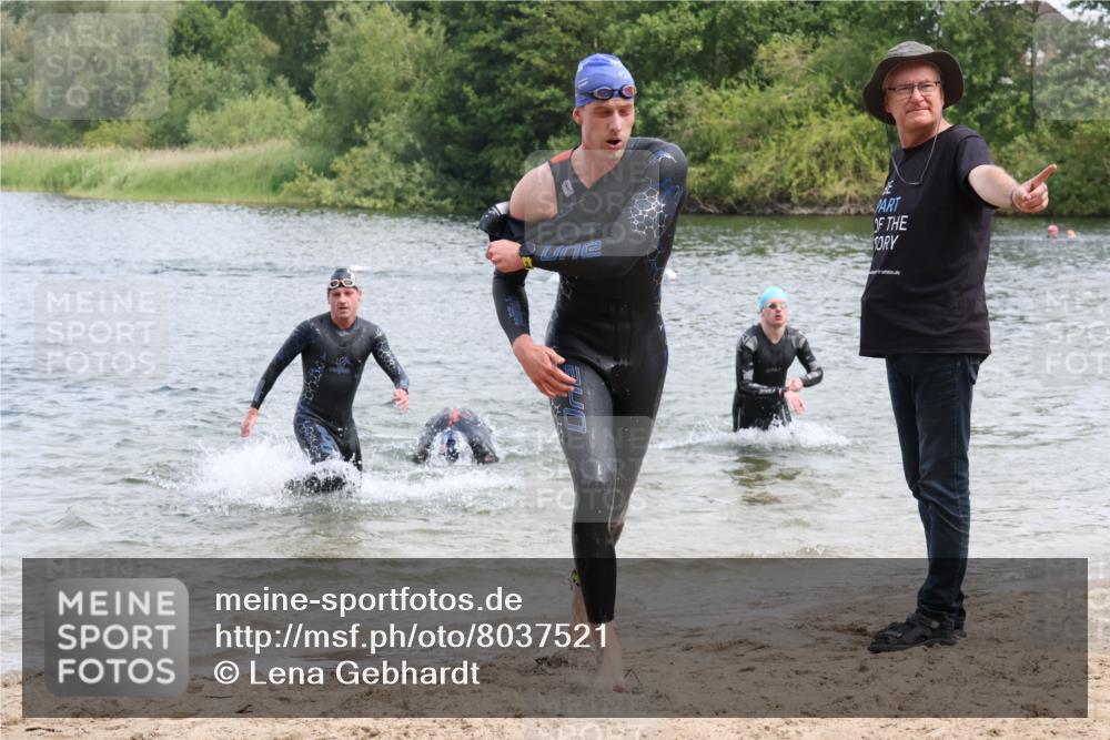 21.06.2025 - 27. Vierlanden-Triathlon Lena Gebhardt http://msf.ph/oto/8037521 15.06.2025 12:06:29 Schwimmen 1014, 1015, 1016, 1017, 1019, 1020, 1021, 1022, 1023 meine-sportfotos.de