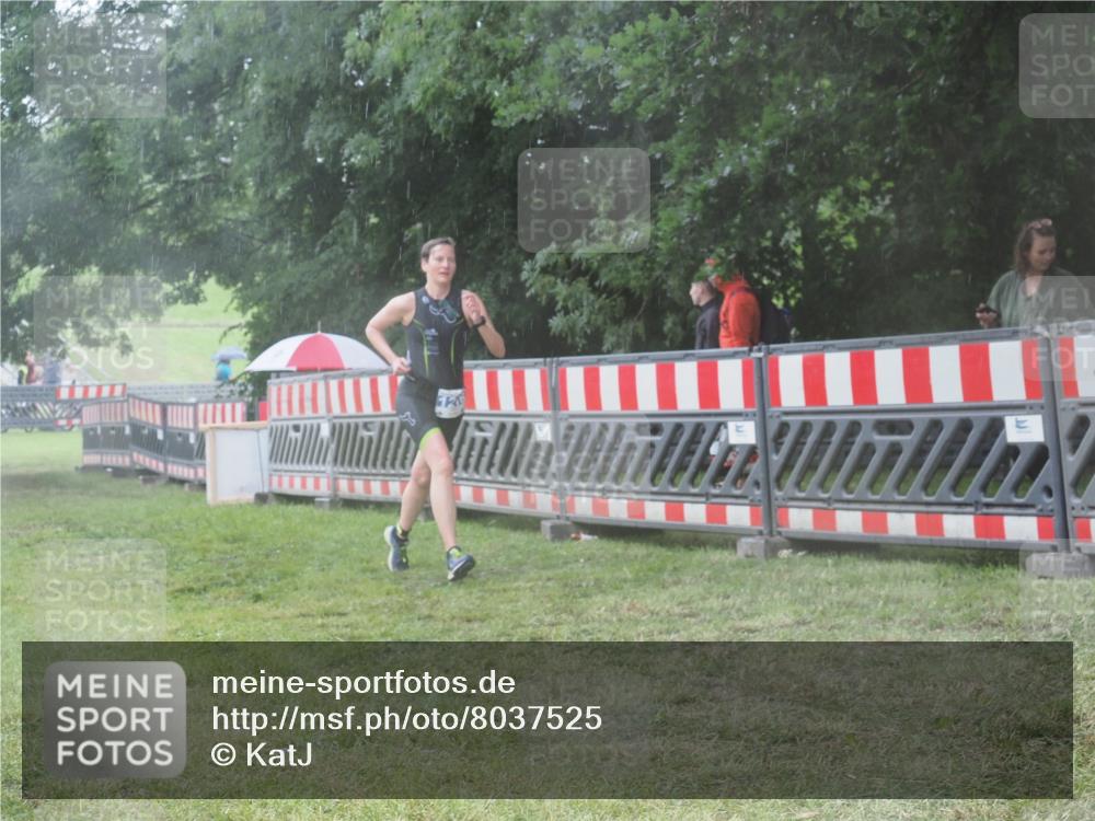 21.06.2025 - 27. Vierlanden-Triathlon KatJ http://msf.ph/oto/8037525 15.06.2025 14:18:47 Ziel 1196, 1216, 1228 meine-sportfotos.de