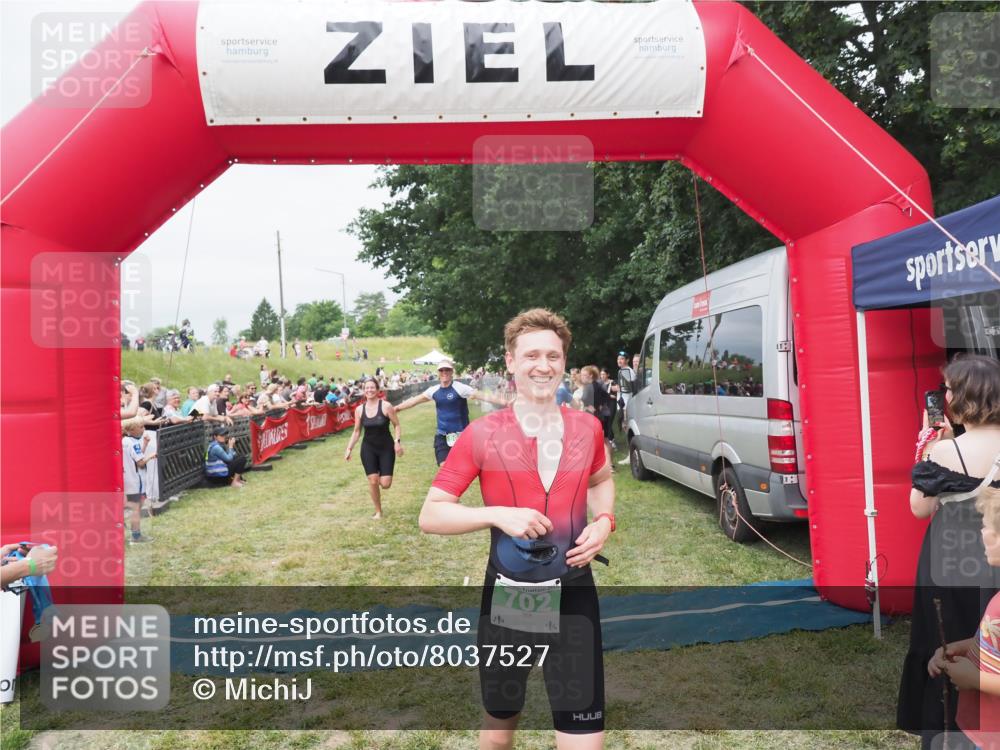 21.06.2025 - 27. Vierlanden-Triathlon MichiJ http://msf.ph/oto/8037527 15.06.2026 13:11:51 Ziel 702, 962 meine-sportfotos.de