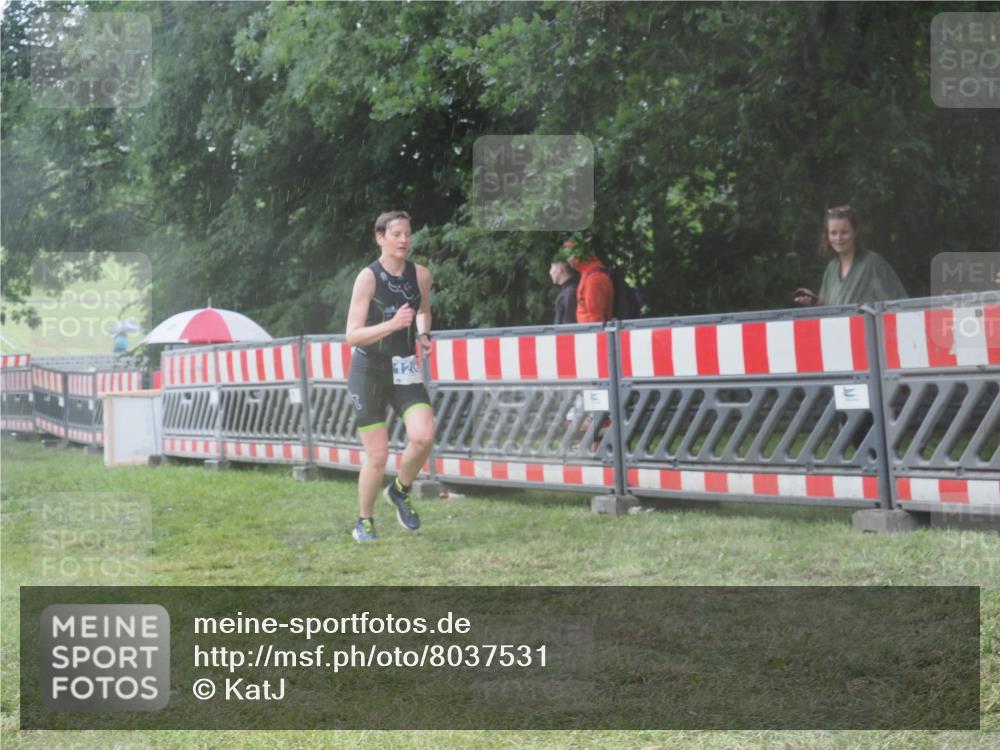 21.06.2025 - 27. Vierlanden-Triathlon KatJ http://msf.ph/oto/8037531 15.06.2025 14:18:48 Ziel 1196, 1216, 1228 meine-sportfotos.de