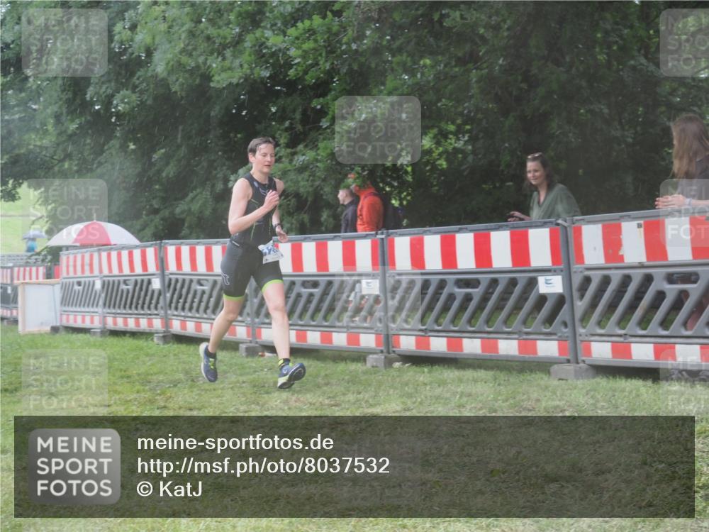 21.06.2025 - 27. Vierlanden-Triathlon KatJ http://msf.ph/oto/8037532 15.06.2025 14:18:48 Ziel 1196, 1216, 1228 meine-sportfotos.de
