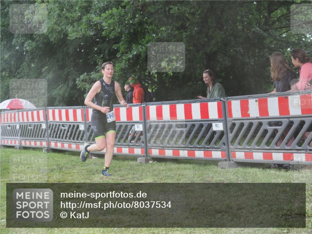 21.06.2025 - 27. Vierlanden-Triathlon KatJ http://msf.ph/oto/8037534 15.06.2025 14:18:48 Ziel 1196, 1216, 1228 meine-sportfotos.de