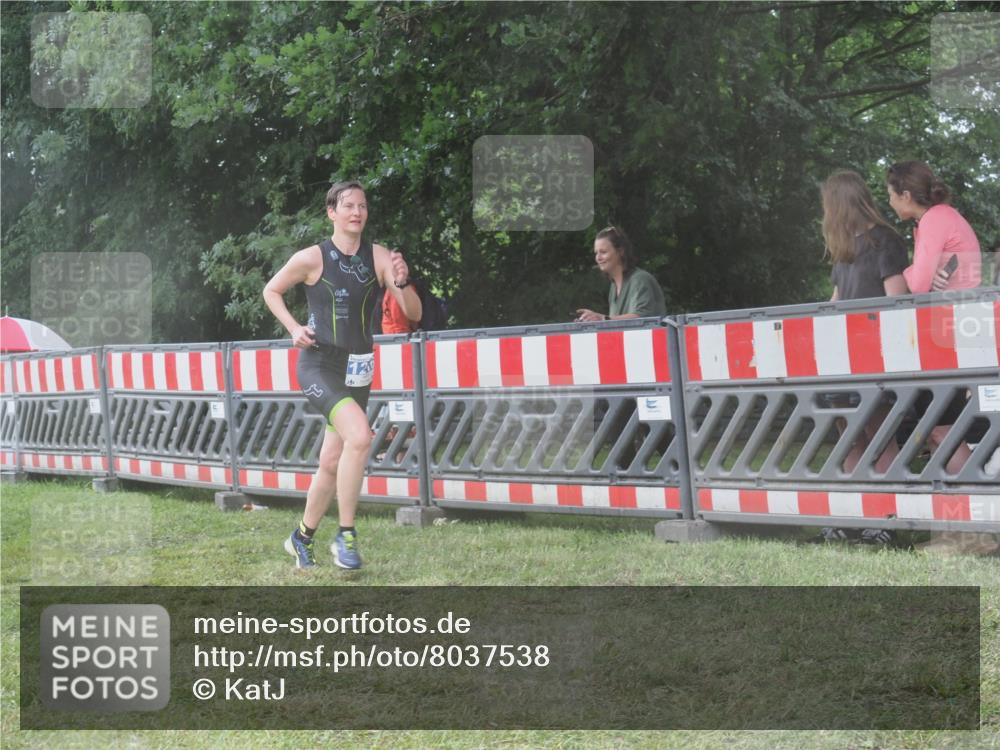 21.06.2025 - 27. Vierlanden-Triathlon KatJ http://msf.ph/oto/8037538 15.06.2025 14:18:48 Ziel 1196, 1216, 1228 meine-sportfotos.de