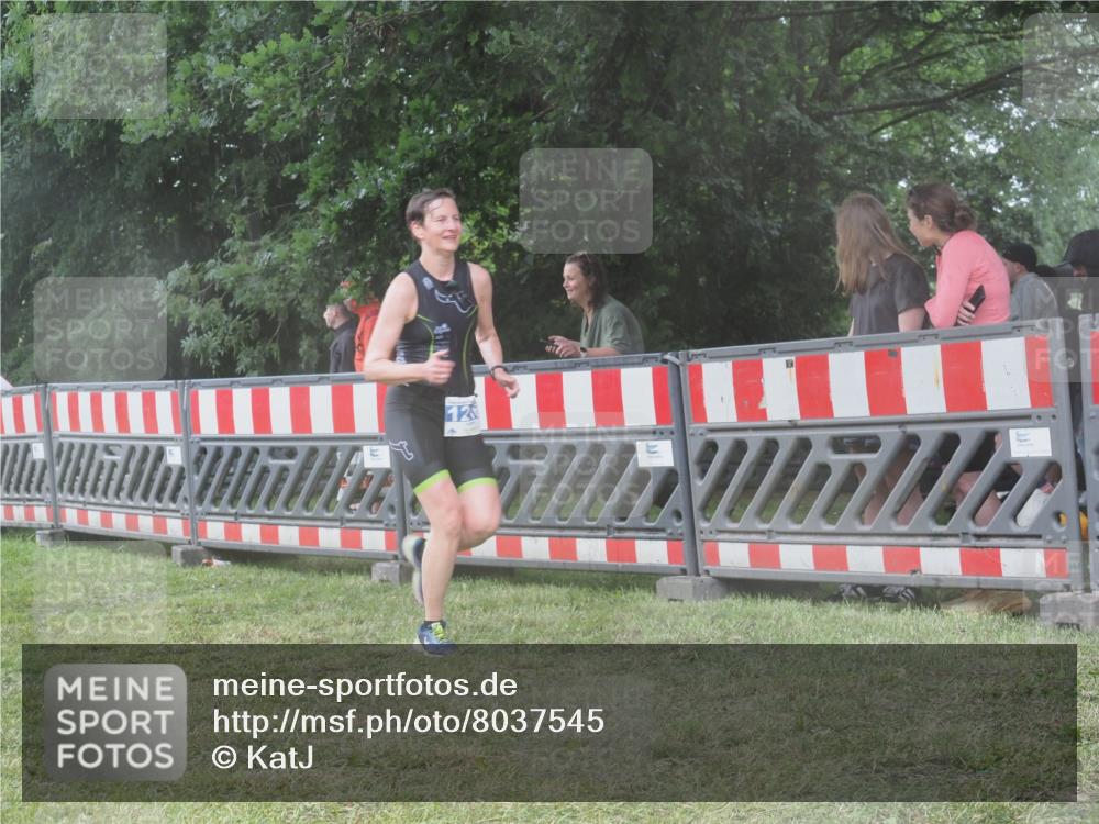 21.06.2025 - 27. Vierlanden-Triathlon KatJ http://msf.ph/oto/8037545 15.06.2025 14:18:48 Ziel 1196, 1216, 1228 meine-sportfotos.de