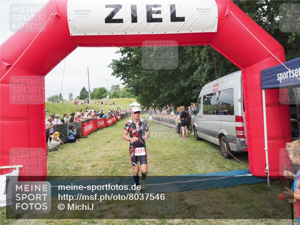 21.06.2025 - 27. Vierlanden-Triathlon MichiJ http://msf.ph/oto/8037546 15.06.2026 13:12:13 Ziel 143 meine-sportfotos.de