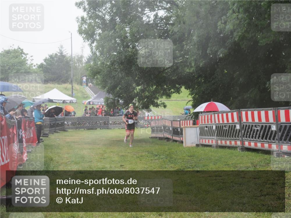 21.06.2025 - 27. Vierlanden-Triathlon KatJ http://msf.ph/oto/8037547 15.06.2025 14:18:50 Ziel 1196, 1216 meine-sportfotos.de