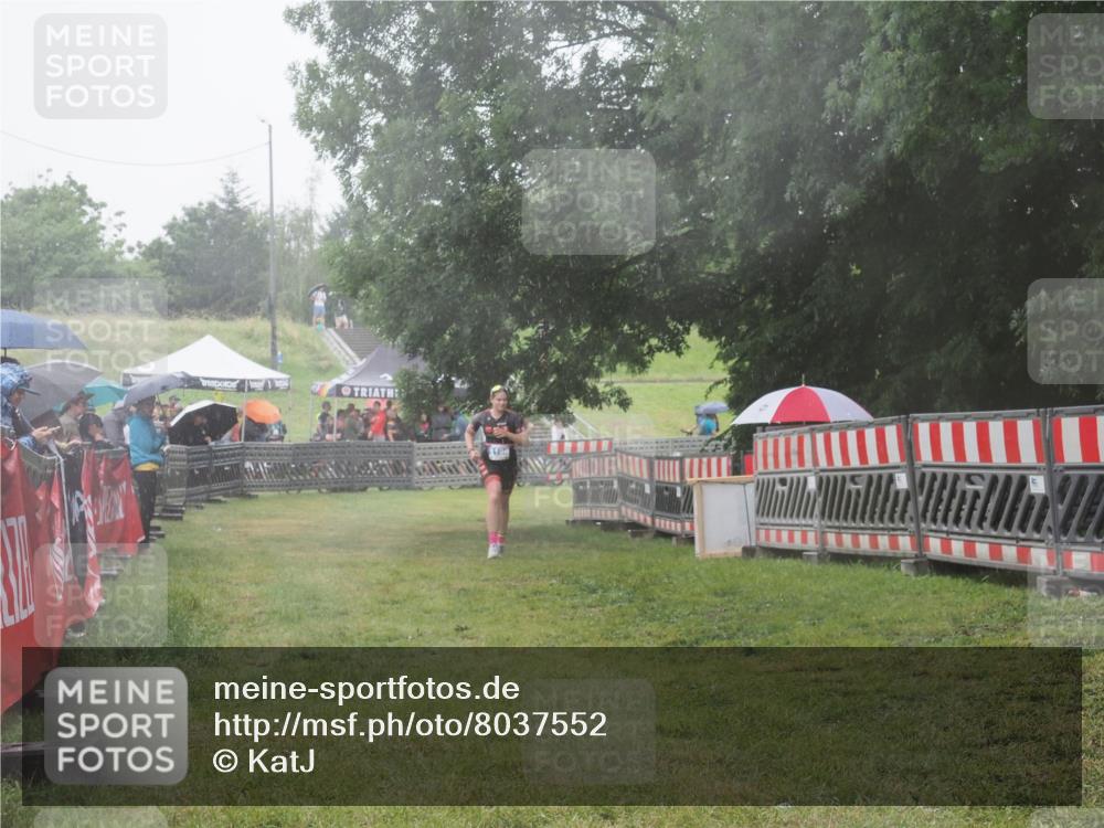 21.06.2025 - 27. Vierlanden-Triathlon KatJ http://msf.ph/oto/8037552 15.06.2025 14:18:51 Ziel 1196 meine-sportfotos.de