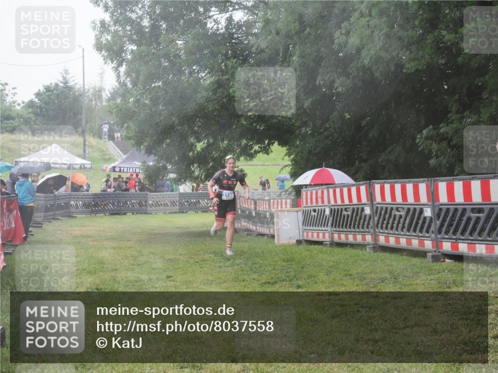 21.06.2025 - 27. Vierlanden-Triathlon KatJ http://msf.ph/oto/8037558 15.06.2025 14:18:52 Ziel 1196 meine-sportfotos.de