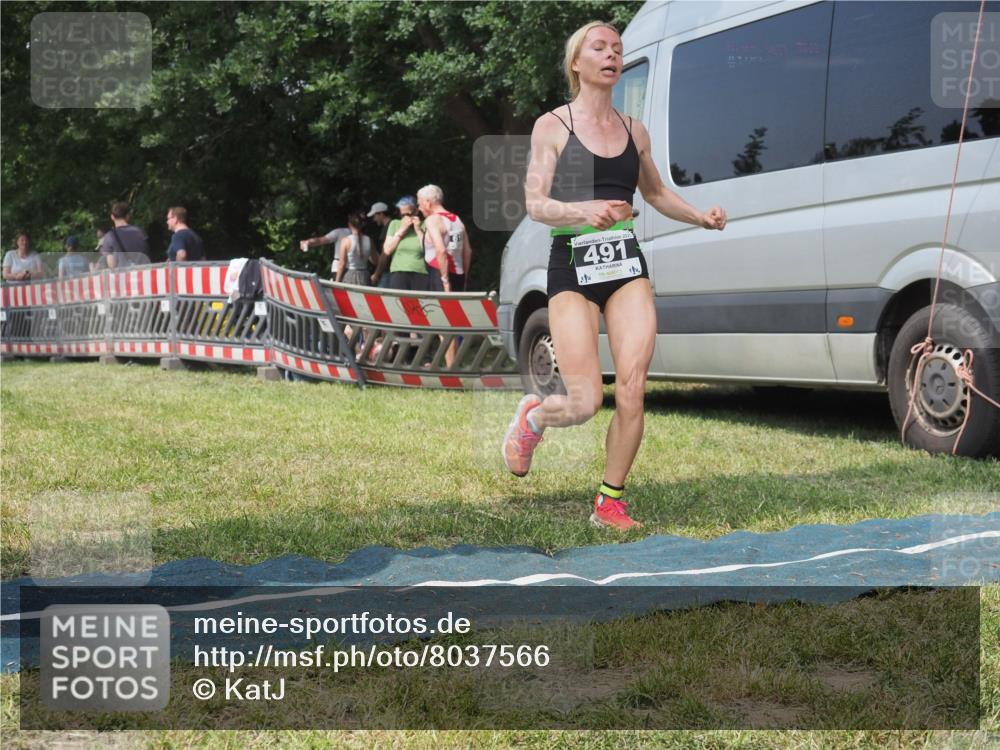 15.06.2025 - 27. Vierlanden-Triathlon KatJ http://msf.ph/oto/8037566 15.06.2025 11:28:11 Schwimmen 883 meine-sportfotos.de