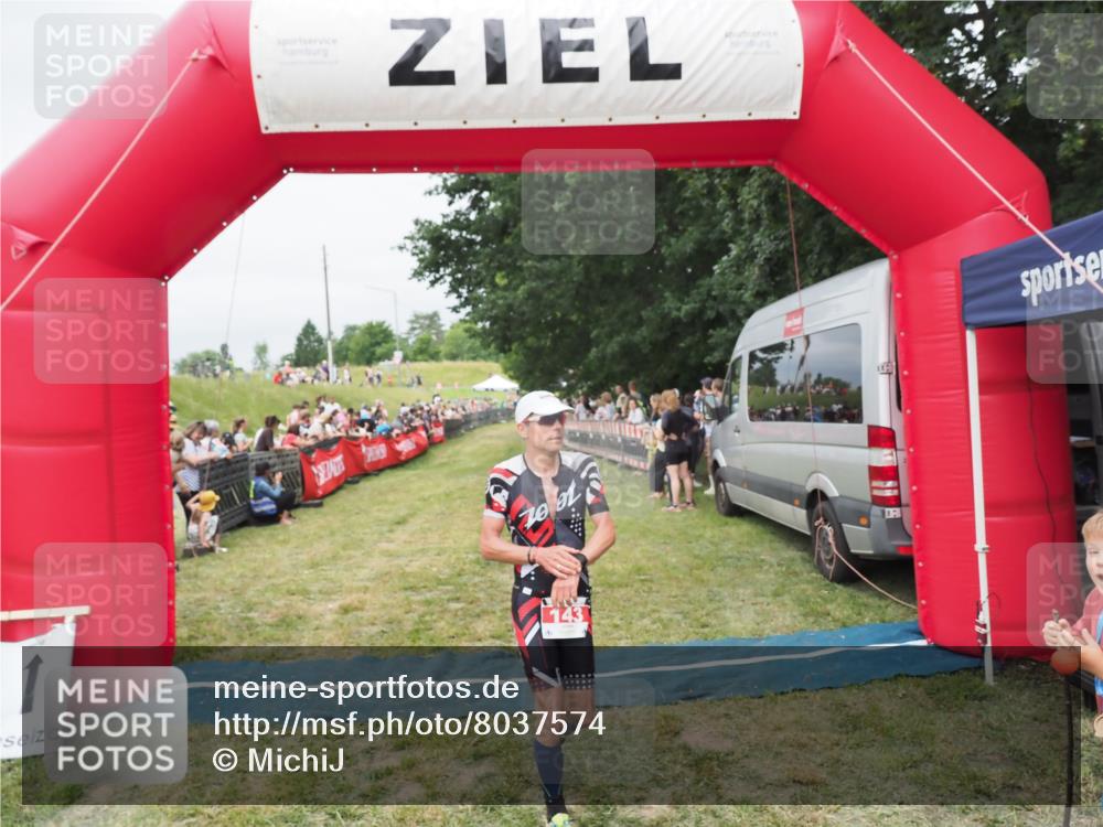 21.06.2025 - 27. Vierlanden-Triathlon MichiJ http://msf.ph/oto/8037574 15.06.2026 13:12:14 Ziel 143 meine-sportfotos.de
