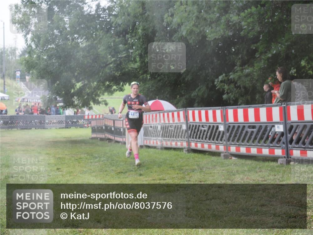 21.06.2025 - 27. Vierlanden-Triathlon KatJ http://msf.ph/oto/8037576 15.06.2025 14:18:53 Ziel 1196 meine-sportfotos.de