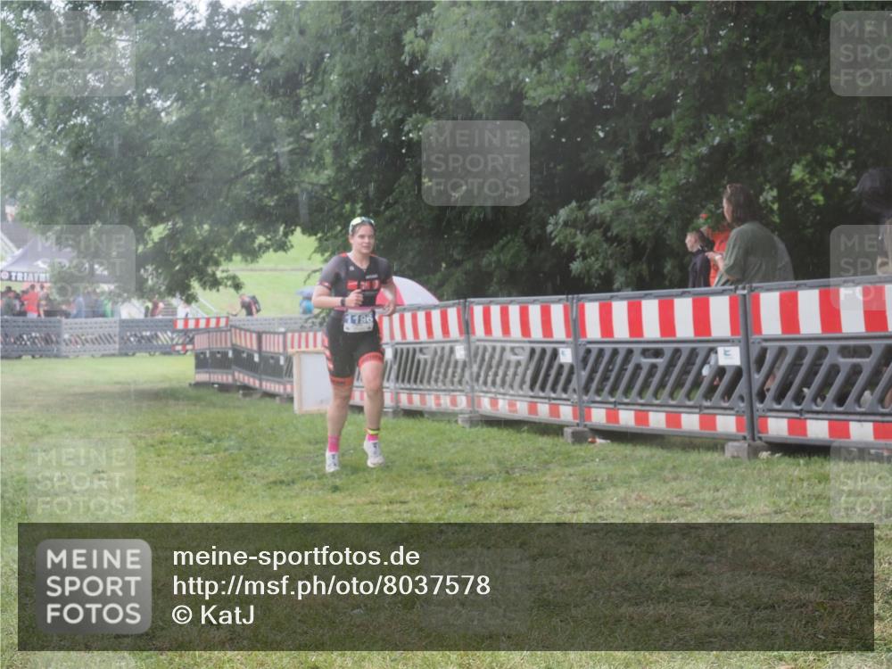 21.06.2025 - 27. Vierlanden-Triathlon KatJ http://msf.ph/oto/8037578 15.06.2025 14:18:53 Ziel 1196 meine-sportfotos.de