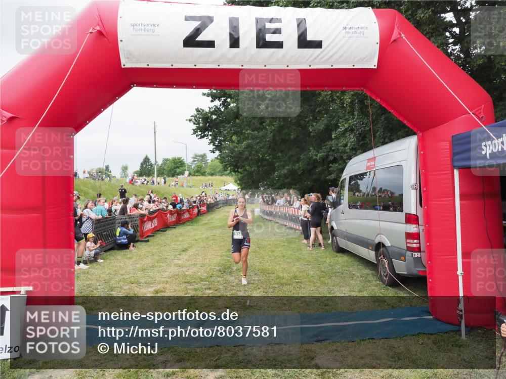 21.06.2025 - 27. Vierlanden-Triathlon MichiJ http://msf.ph/oto/8037581 15.06.2026 13:12:42 Ziel 934 meine-sportfotos.de