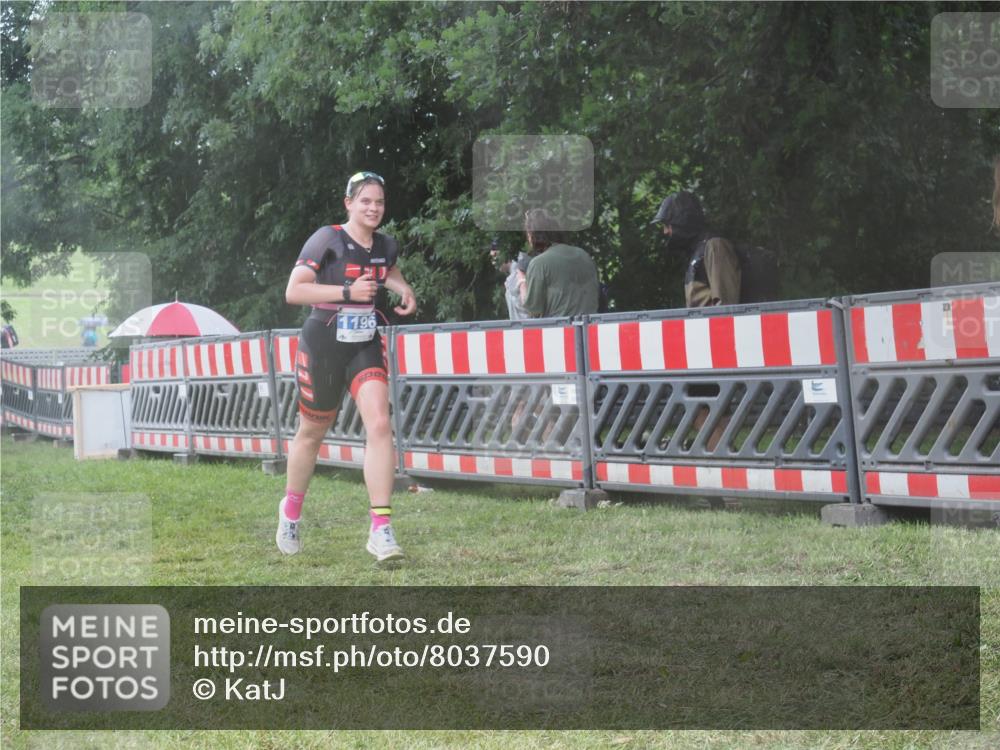 21.06.2025 - 27. Vierlanden-Triathlon KatJ http://msf.ph/oto/8037590 15.06.2025 14:18:54 Ziel 1196 meine-sportfotos.de