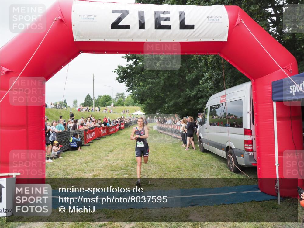 21.06.2025 - 27. Vierlanden-Triathlon MichiJ http://msf.ph/oto/8037595 15.06.2026 13:12:42 Ziel 934 meine-sportfotos.de