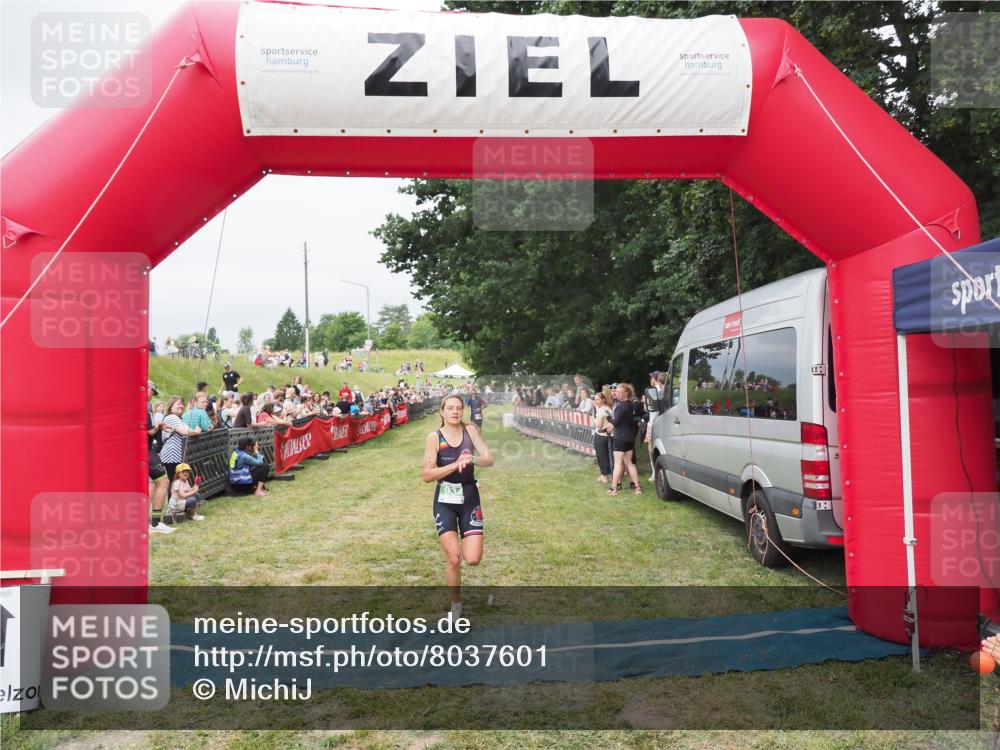 21.06.2025 - 27. Vierlanden-Triathlon MichiJ http://msf.ph/oto/8037601 15.06.2026 13:12:43 Ziel 81, 934 meine-sportfotos.de