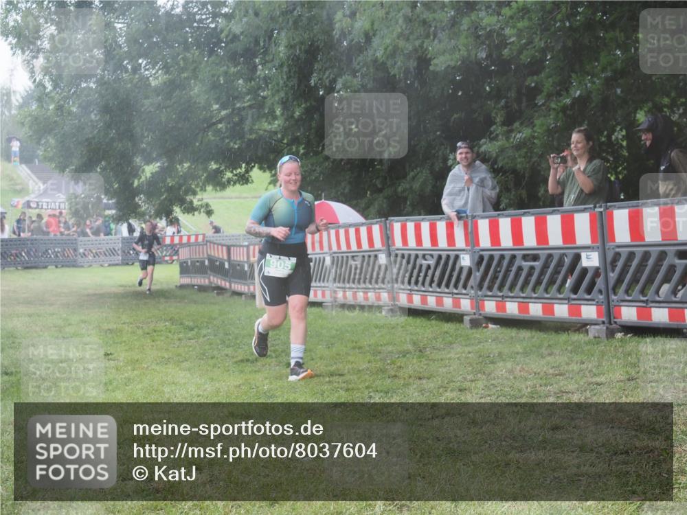 21.06.2025 - 27. Vierlanden-Triathlon KatJ http://msf.ph/oto/8037604 15.06.2025 14:19:10 Ziel 905, 1203 meine-sportfotos.de