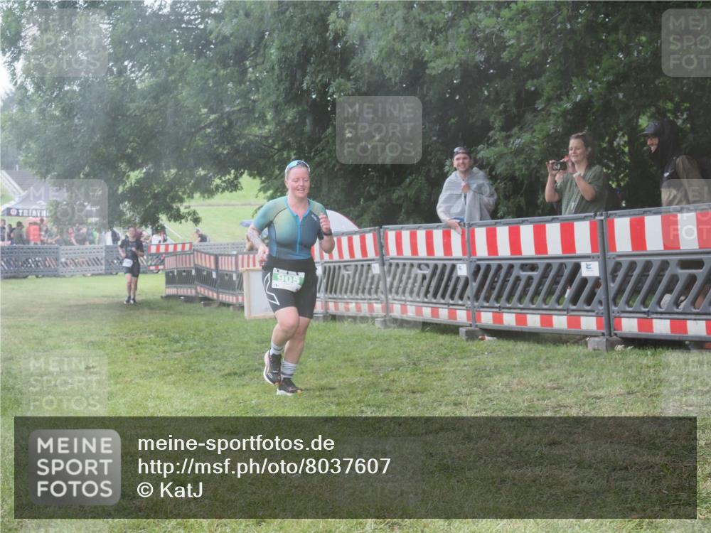 21.06.2025 - 27. Vierlanden-Triathlon KatJ http://msf.ph/oto/8037607 15.06.2025 14:19:10 Ziel 905, 1203 meine-sportfotos.de