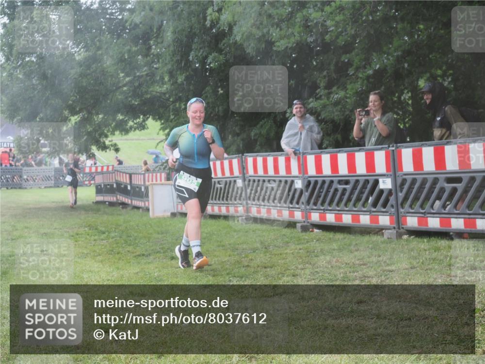 21.06.2025 - 27. Vierlanden-Triathlon KatJ http://msf.ph/oto/8037612 15.06.2025 14:19:10 Ziel 905, 1203 meine-sportfotos.de