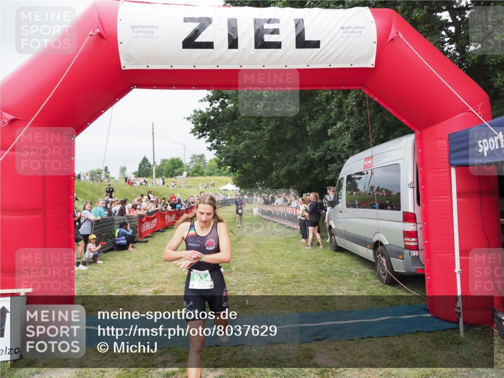 21.06.2025 - 27. Vierlanden-Triathlon MichiJ http://msf.ph/oto/8037629 15.06.2026 13:12:43 Ziel 81, 934 meine-sportfotos.de