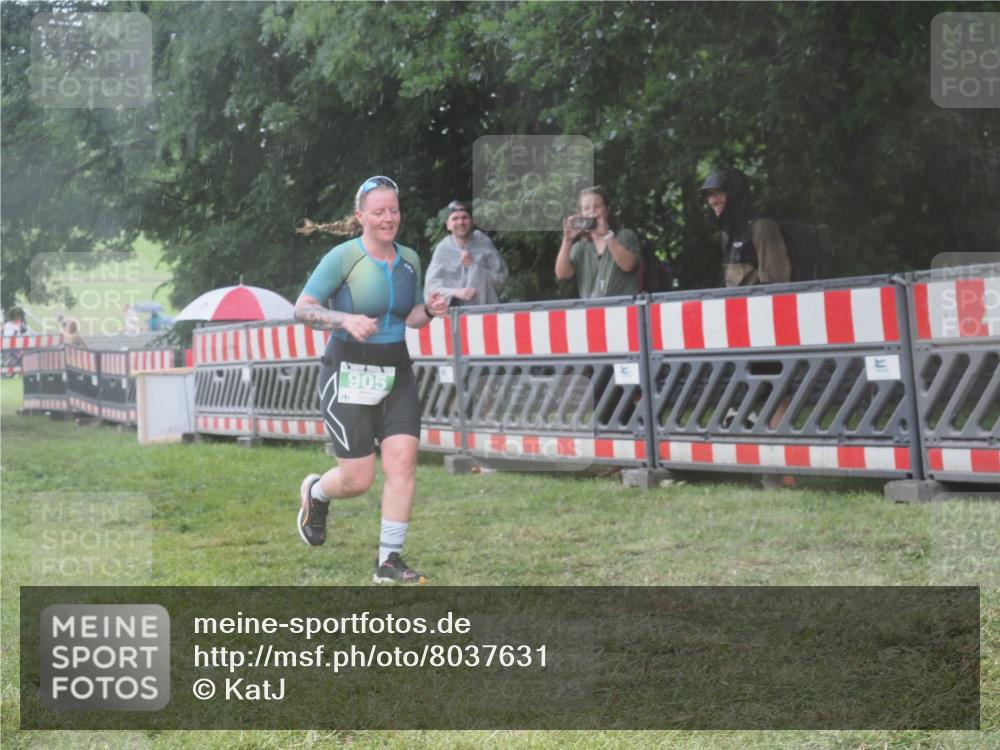21.06.2025 - 27. Vierlanden-Triathlon KatJ http://msf.ph/oto/8037631 15.06.2025 14:19:11 Ziel 905, 1181, 1203 meine-sportfotos.de