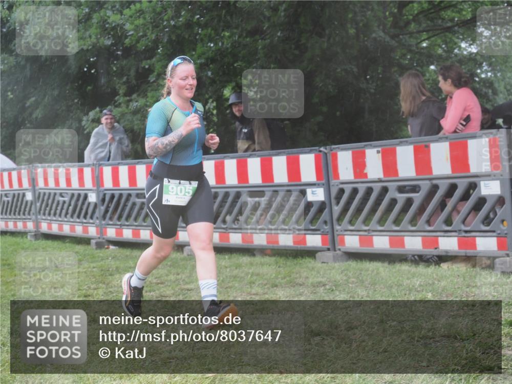 21.06.2025 - 27. Vierlanden-Triathlon KatJ http://msf.ph/oto/8037647 15.06.2025 14:19:11 Ziel 905, 1181, 1203 meine-sportfotos.de