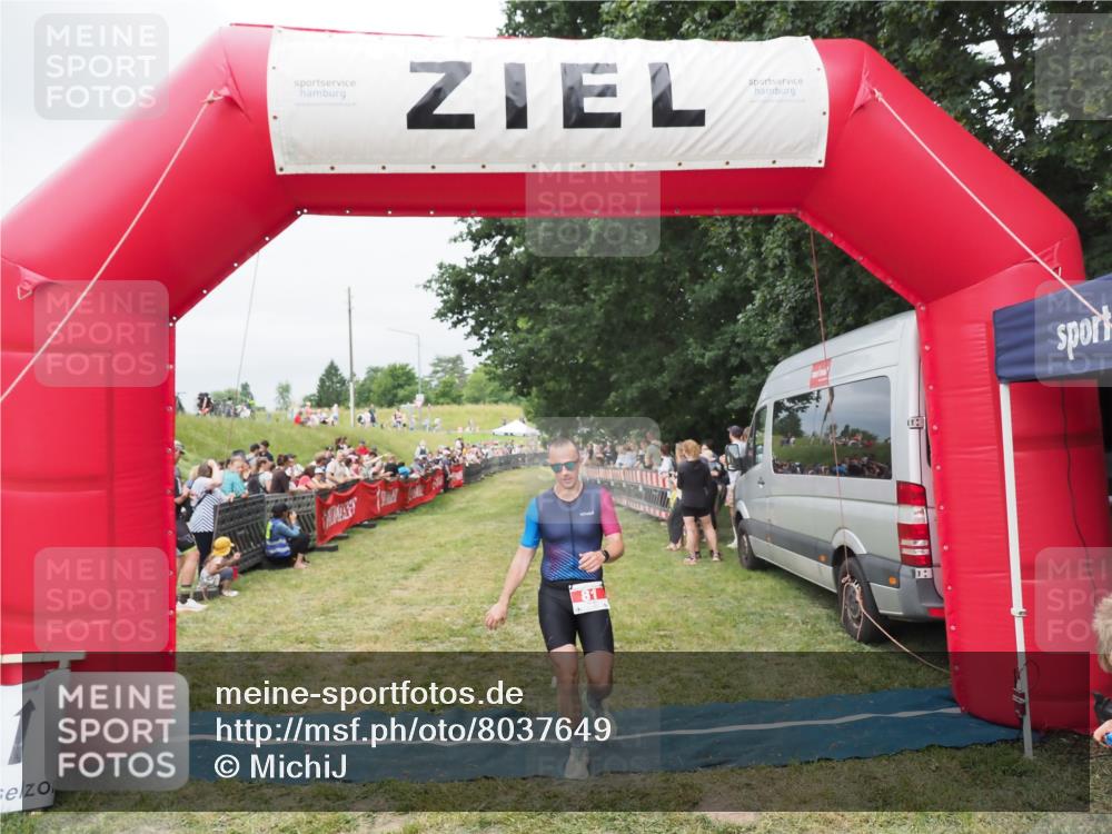 21.06.2025 - 27. Vierlanden-Triathlon MichiJ http://msf.ph/oto/8037649 15.06.2026 13:12:48 Ziel 81, 934 meine-sportfotos.de