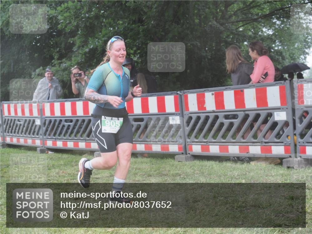 21.06.2025 - 27. Vierlanden-Triathlon KatJ http://msf.ph/oto/8037652 15.06.2025 14:19:11 Ziel 905, 1181, 1203 meine-sportfotos.de