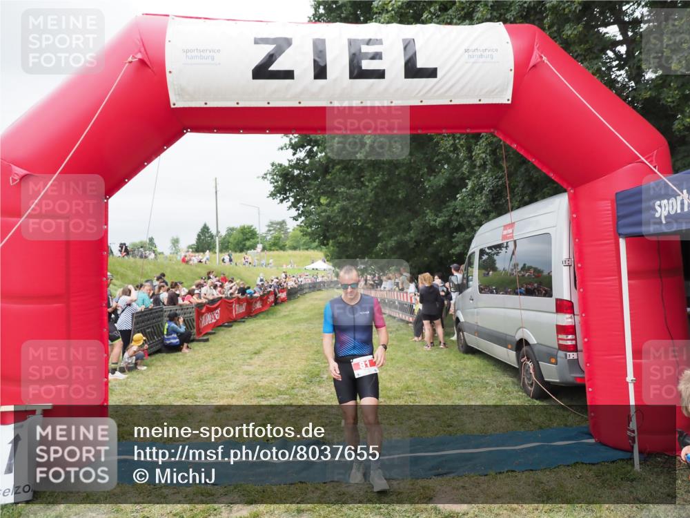 21.06.2025 - 27. Vierlanden-Triathlon MichiJ http://msf.ph/oto/8037655 15.06.2026 13:12:48 Ziel 81, 934 meine-sportfotos.de